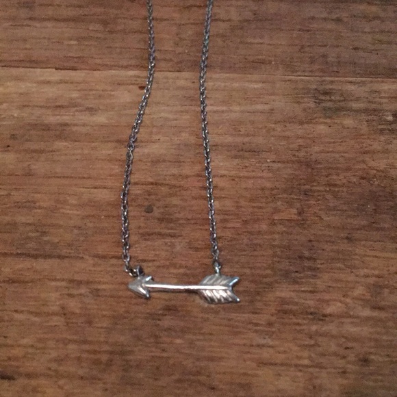 Dainty arrow necklace - Picture 4 of 4